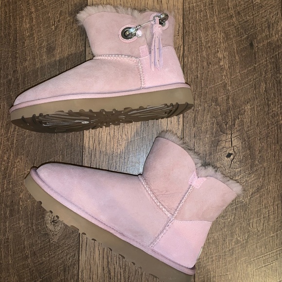 taupe color uggs